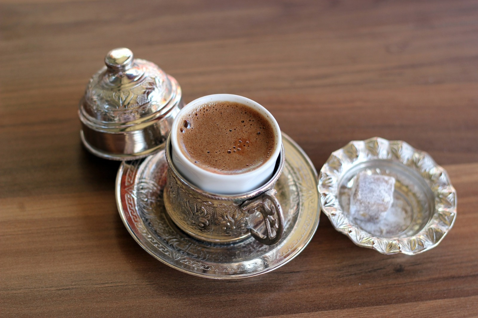 café turc dans une tasse argenté